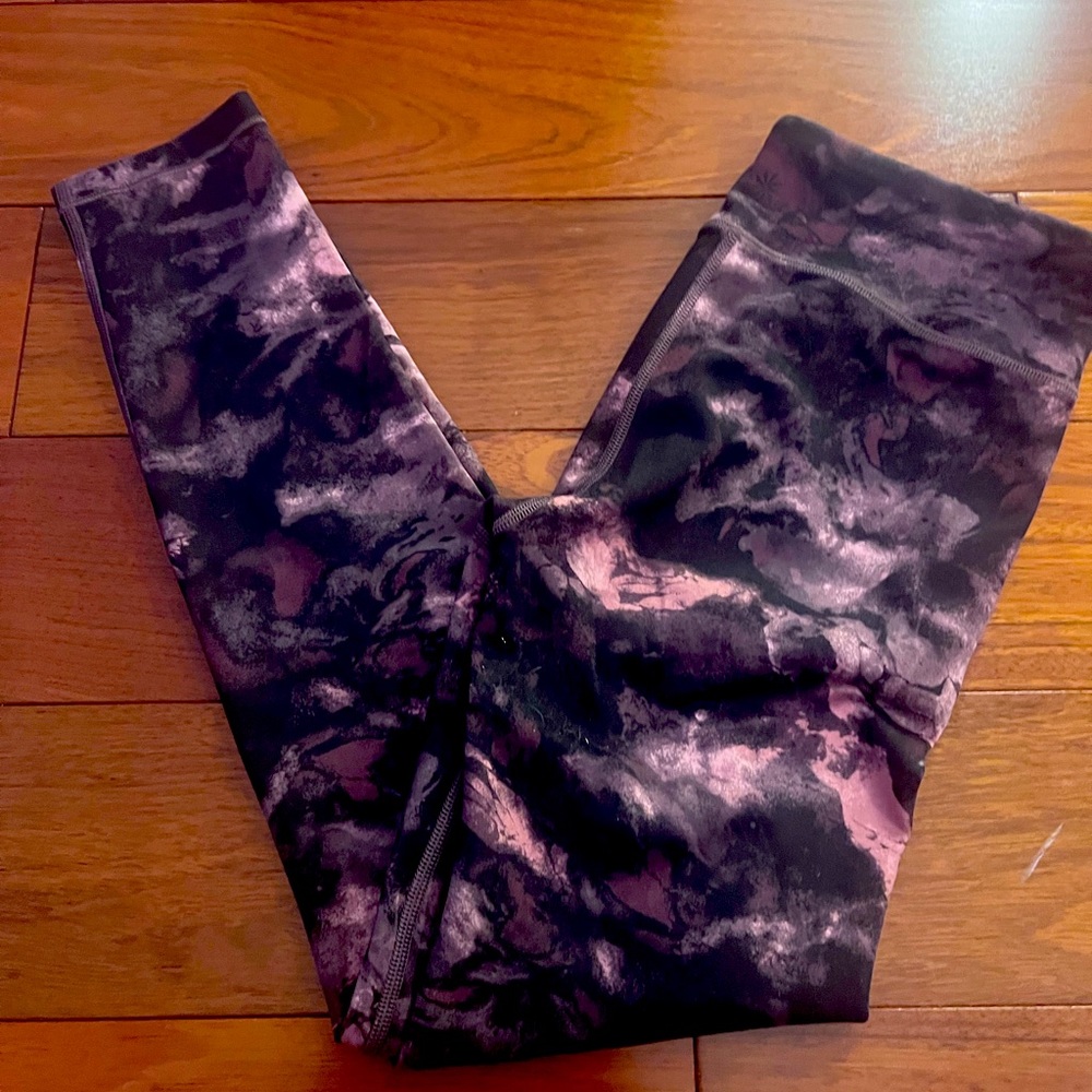 Great condition! Cropped leggings and perfect for summer! Size 6